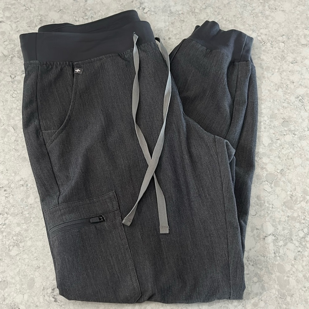 Figs Zamora Jogger Scrub Pants - women’s medium - graphite